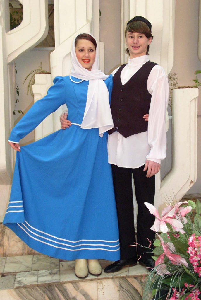 Стилизованные еврейские костюмы. Фото из архивов Омского Дома Дружбы