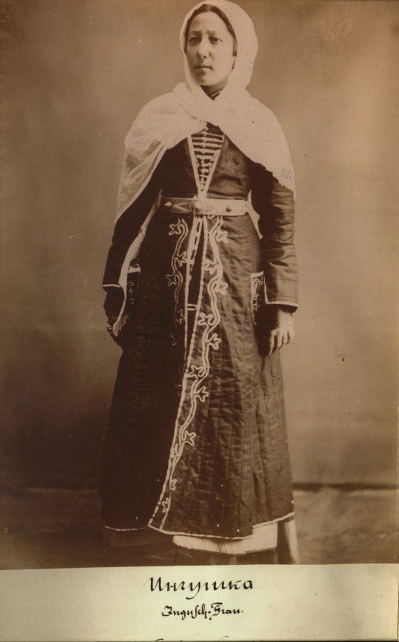 Ингушка в нарядном национальном платье. Фото 1883 г. из архива И. Г. Алмазова. Фото из открытых интернет-источников