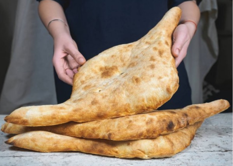 Знаменитый грузинский лаваш-лодочка шотиспури - это главное блюдо на любом грузинском столе. Фото из открытых интернет-источников