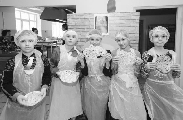 Дети с мацой Песах в Омской Еврейской Общине. Фото из открытых интернет-источников