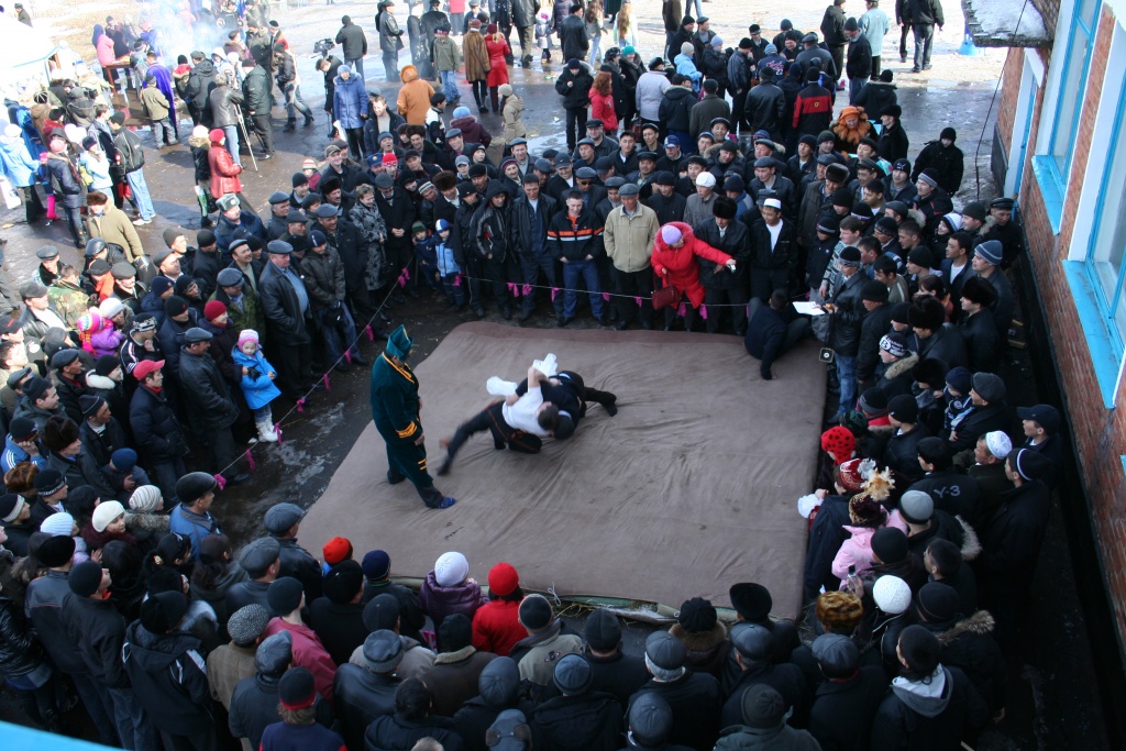 Курес - казахская национальная борьба. Фото из архивов Омского Дома Дружбы