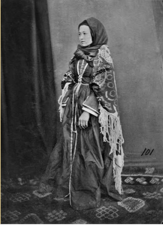 Ингушка в традиционном костюме. Фотограф Д.А. Никитин. 1881 г. 